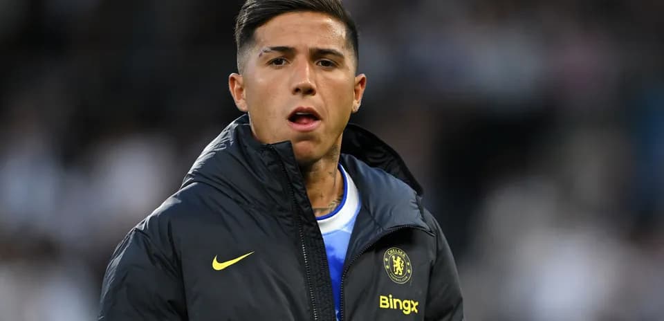 Jugador de Chelsea en el banquillo durante partido