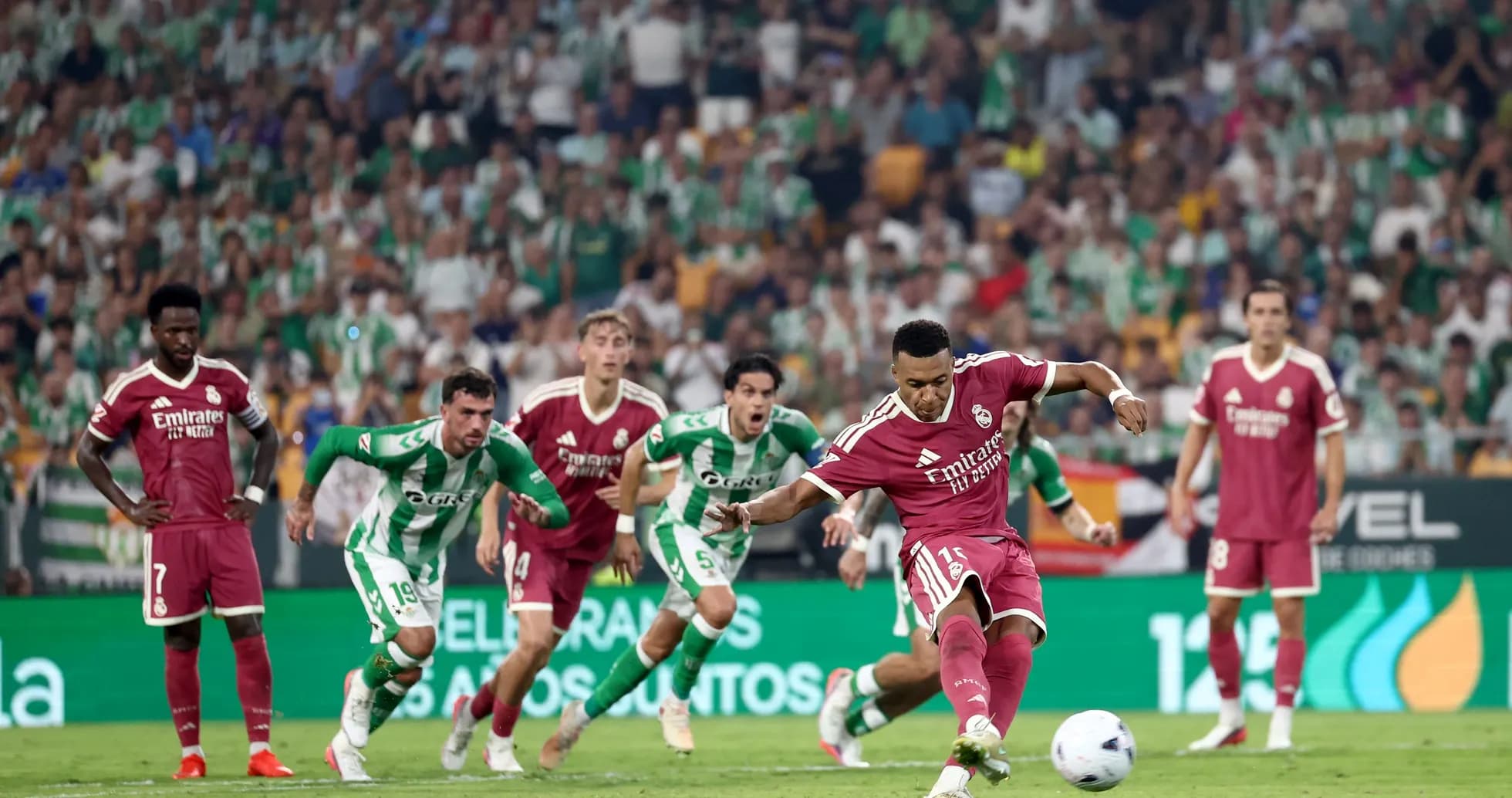 Jugador del Real Madrid ejecutando un penalti