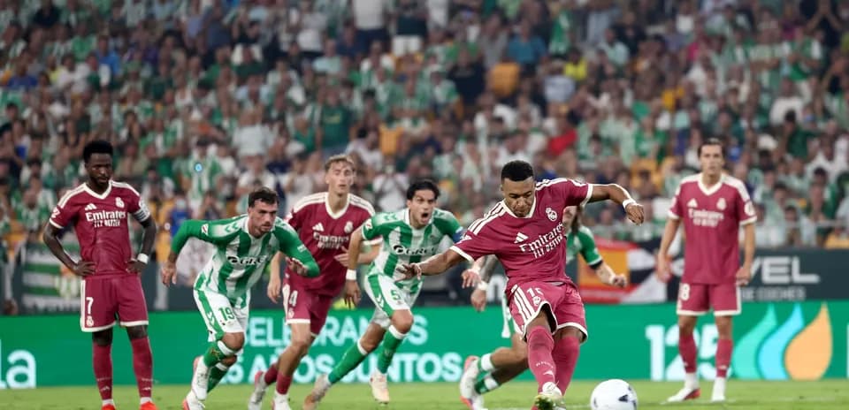 Jugador del Real Madrid ejecutando un penalti