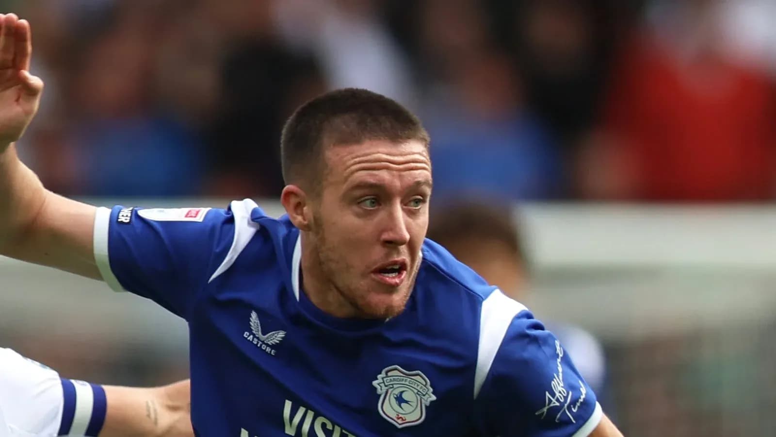 Jugador de Cardiff City corriendo durante el partido