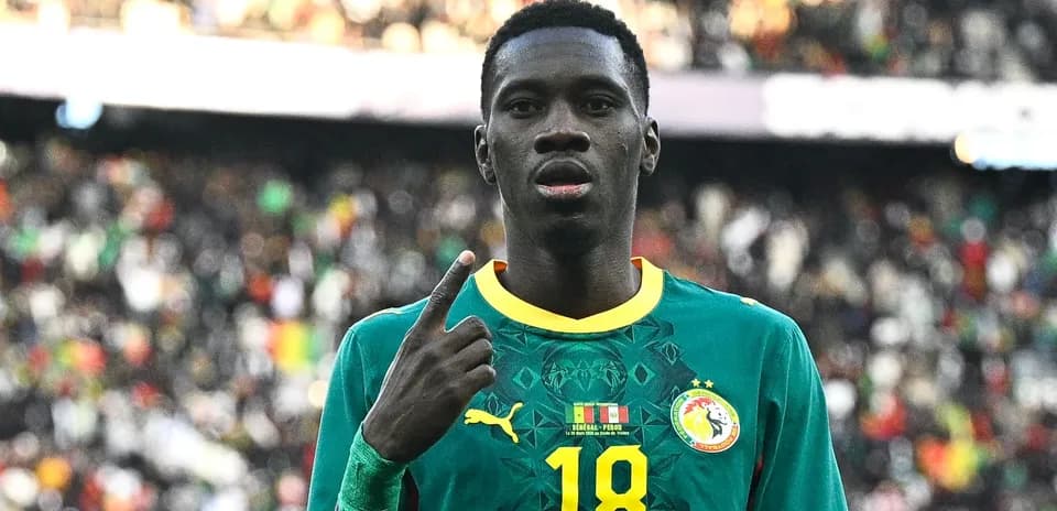 Jugador de Senegal señalando con un dedo durante partido