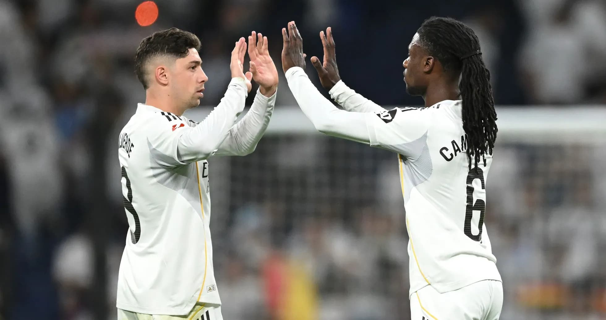 Dos jugadores chocando las manos en el campo
