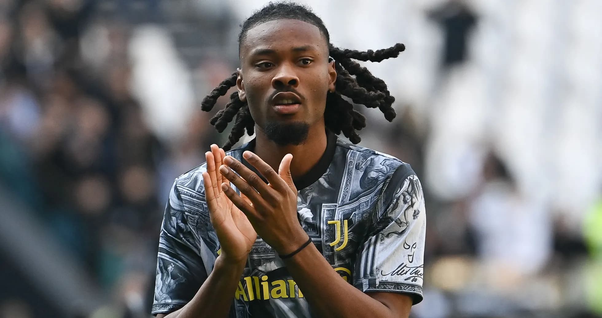 Jugador de la Juventus aplaudiendo en el campo