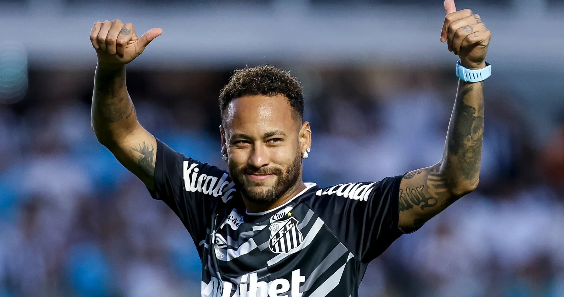Jugador celebrando con pulgares arriba en el campo