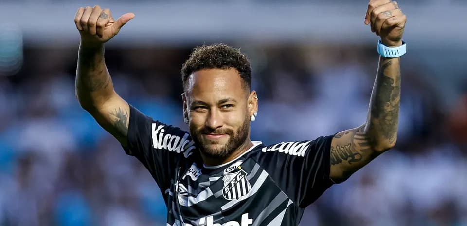 Jugador celebrando con pulgares arriba en el campo