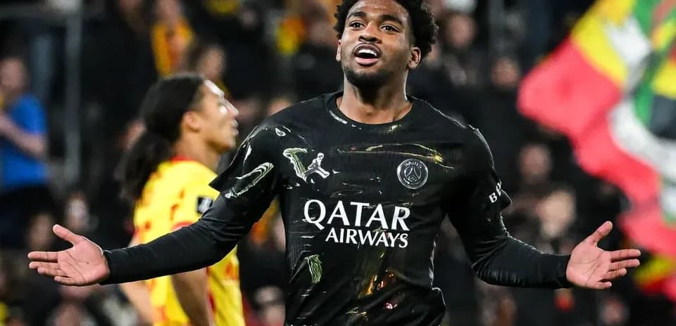 Jugador de PSG celebra después de un gol