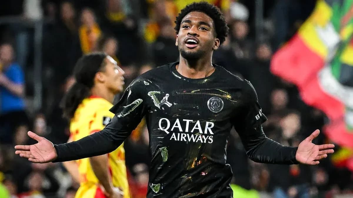 Jugador de PSG celebra después de un gol