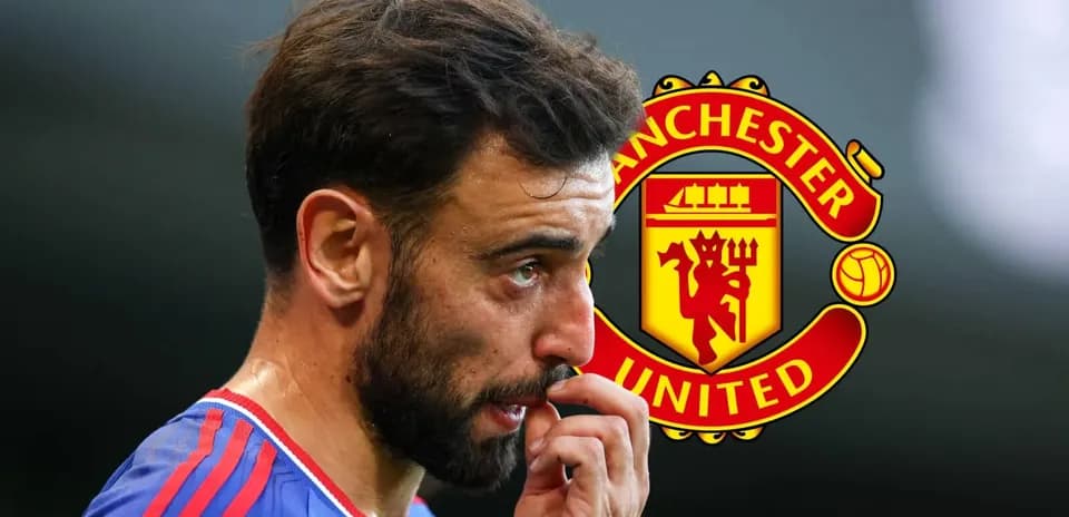Jugador de Manchester United pensativo en el campo