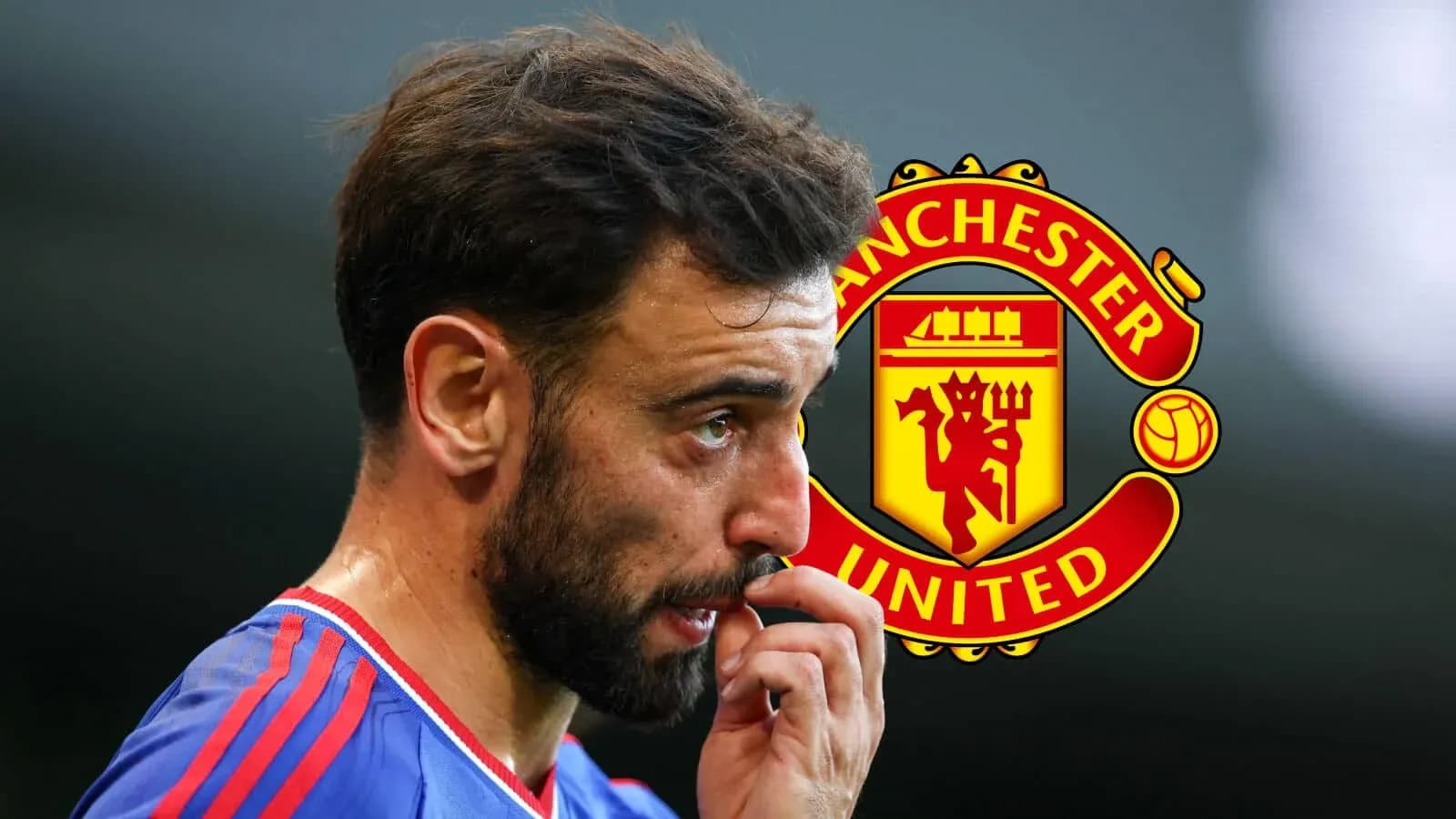Jugador de Manchester United pensativo en el campo