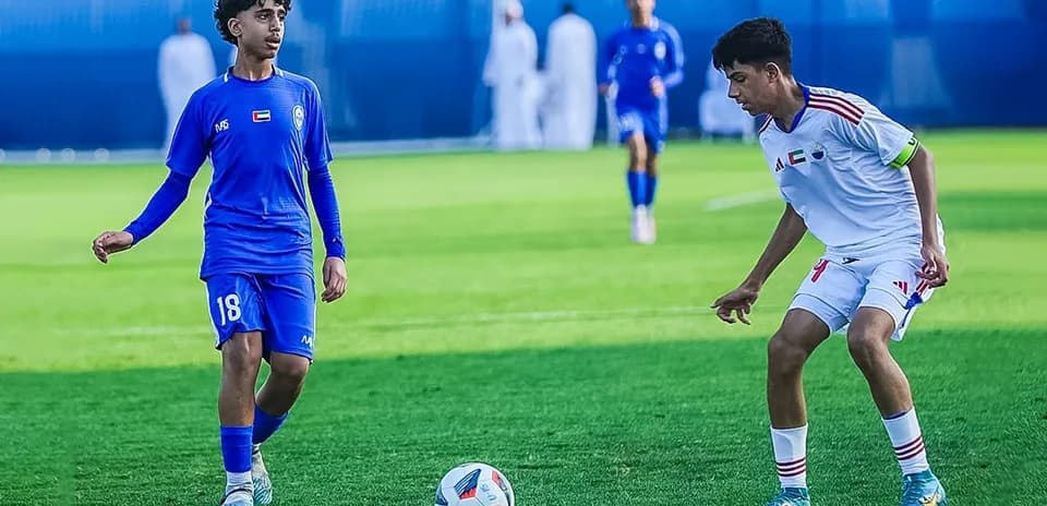 Jugadores compitiendo en partido de fútbol U23