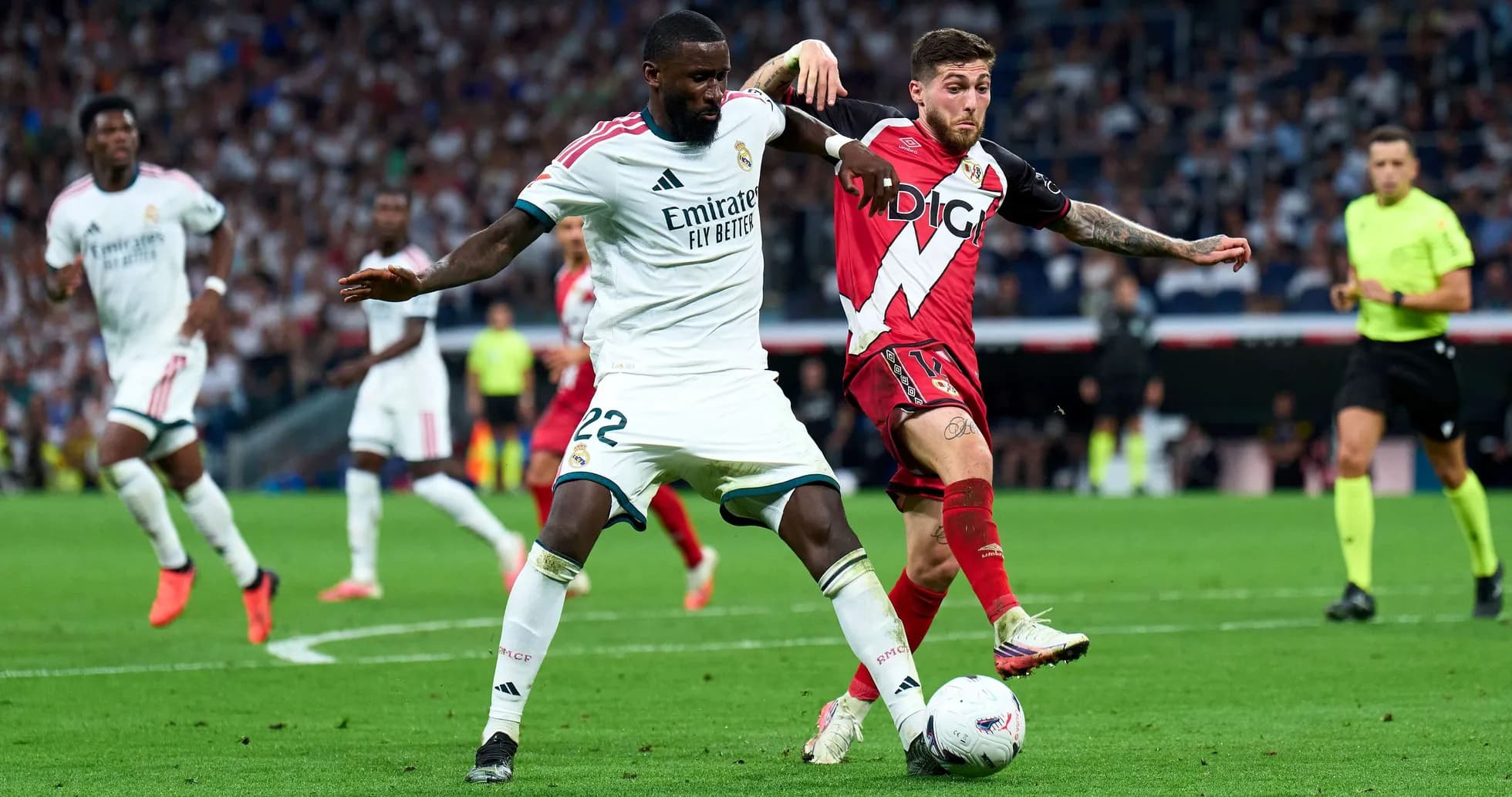 Jugador de Real Madrid compitiendo por el balón