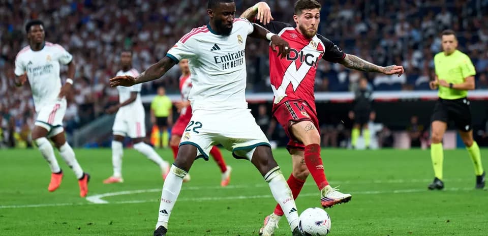 Jugador de Real Madrid compitiendo por el balón