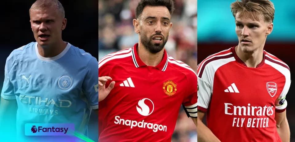 Tres futbolistas en sus camisetas de equipo