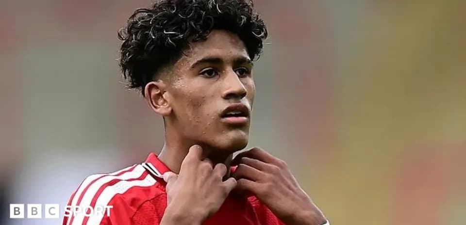 Jugador ajustándose el collarín de la camiseta roja