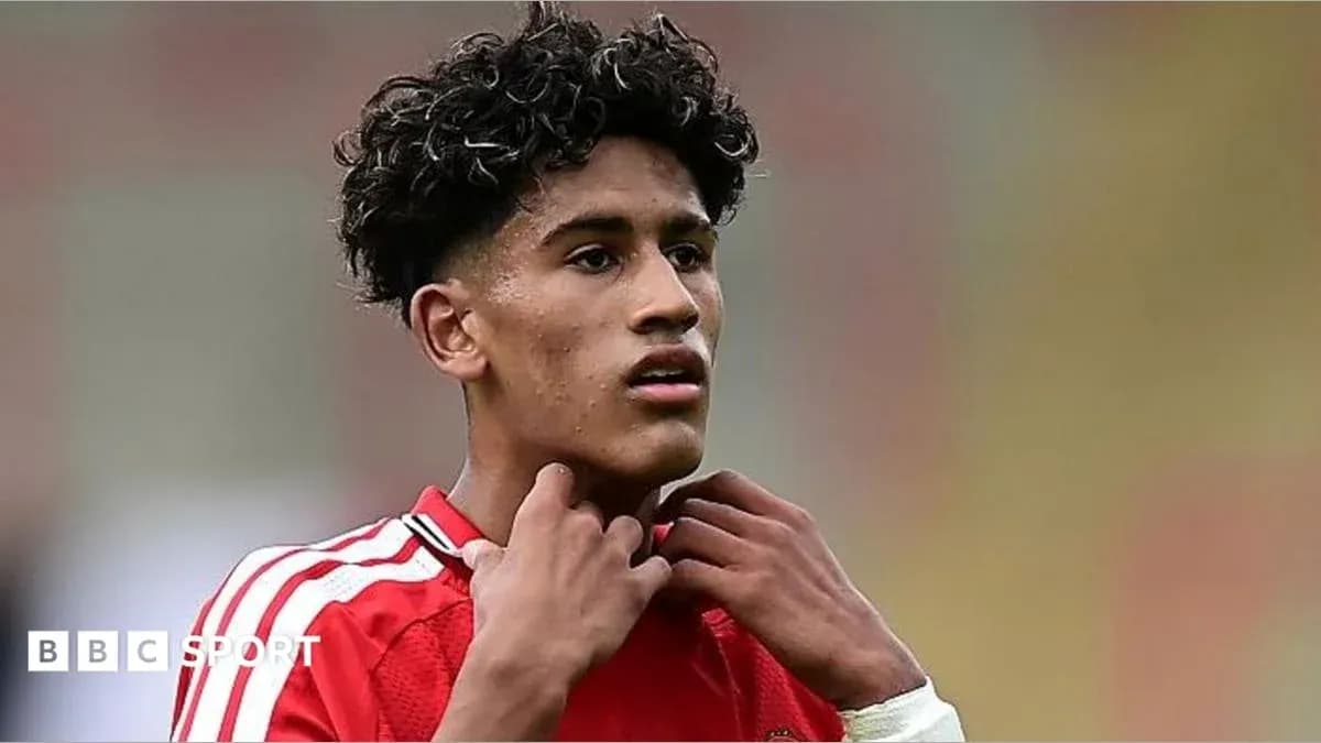 Jugador ajustándose el collarín de la camiseta roja