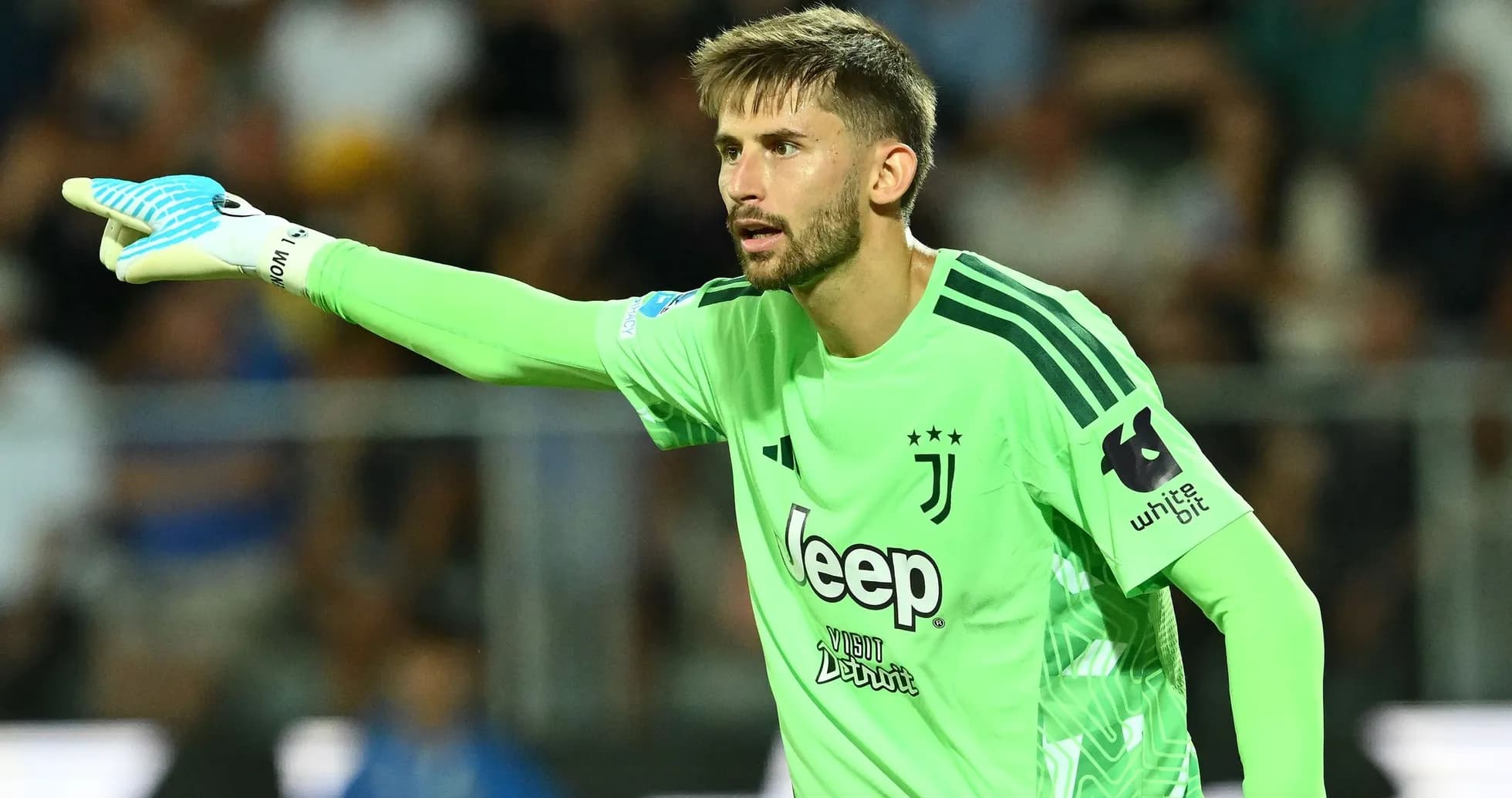 Portero de Juventus dirigiendo a su equipo en el partido