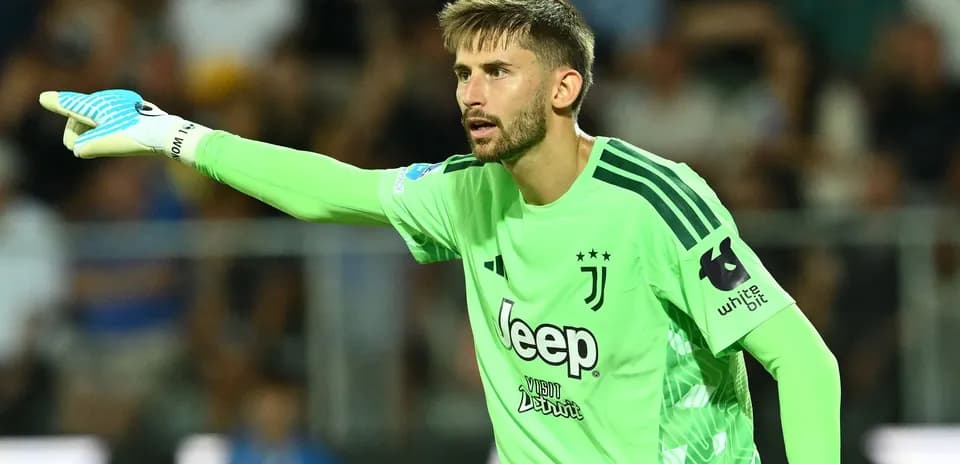Portero de Juventus dirigiendo a su equipo en el partido