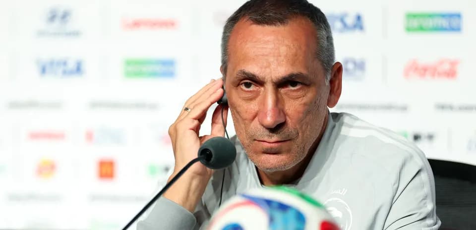 Entrenador en conferencia de prensa con micrófono