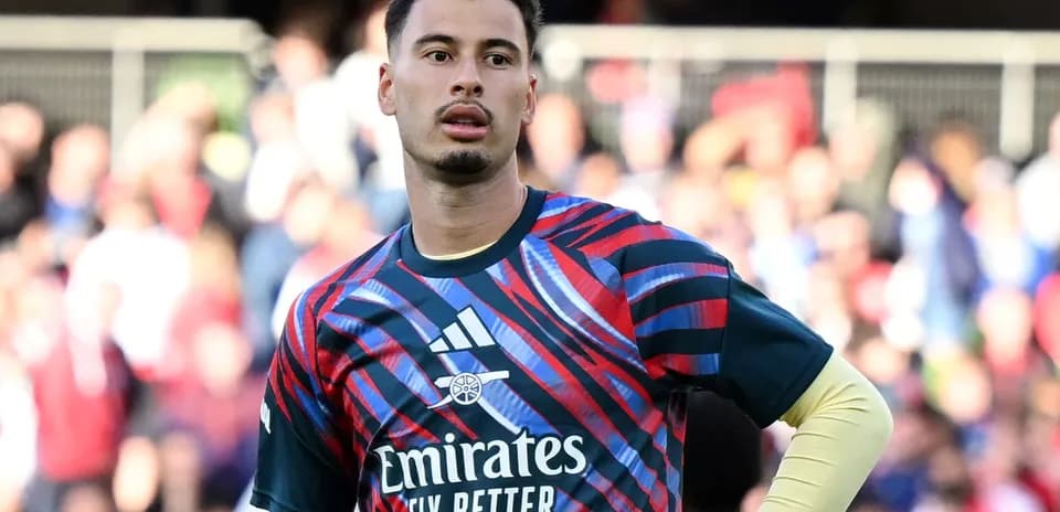 Portero con camiseta colorida en el campo de juego