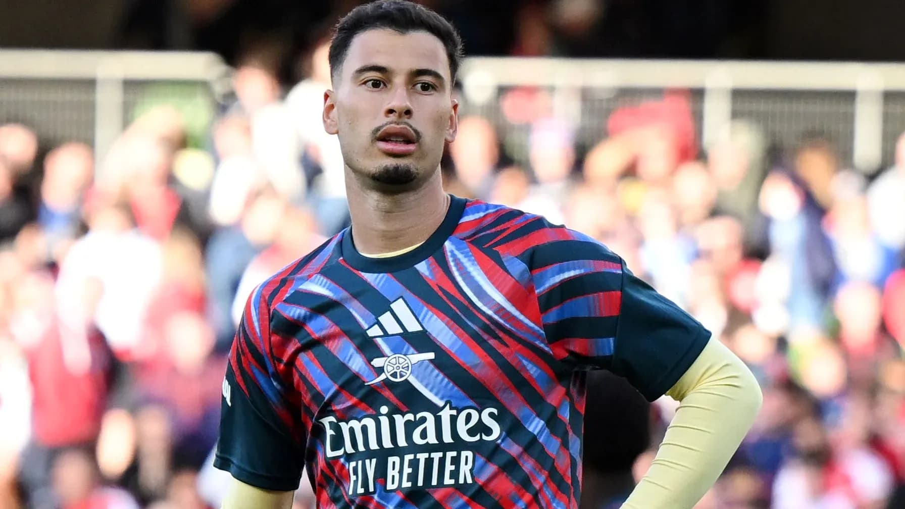 Portero con camiseta colorida en el campo de juego