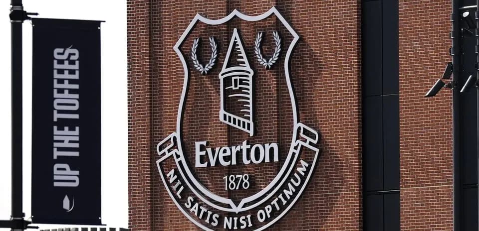 Escudo del Everton en la pared del estadio