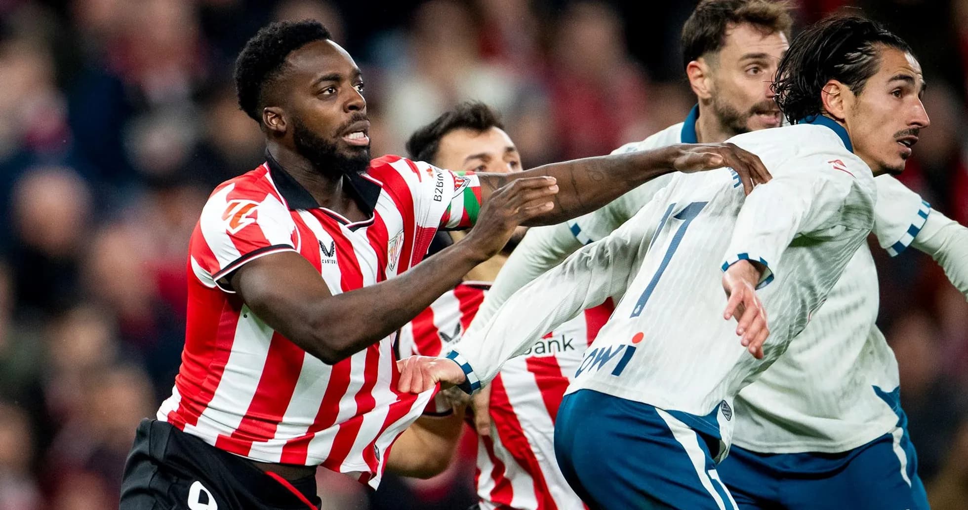Jugadores compitiendo en un partido de fútbol