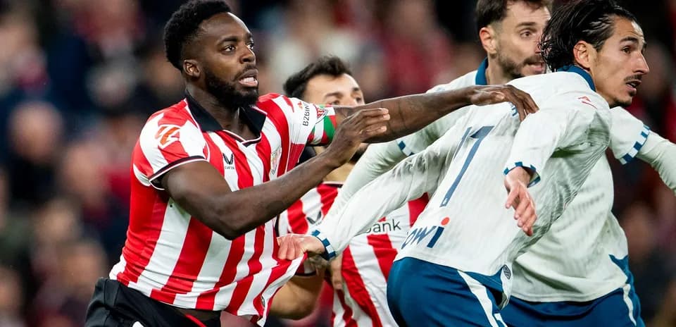 Jugadores compitiendo en un partido de fútbol