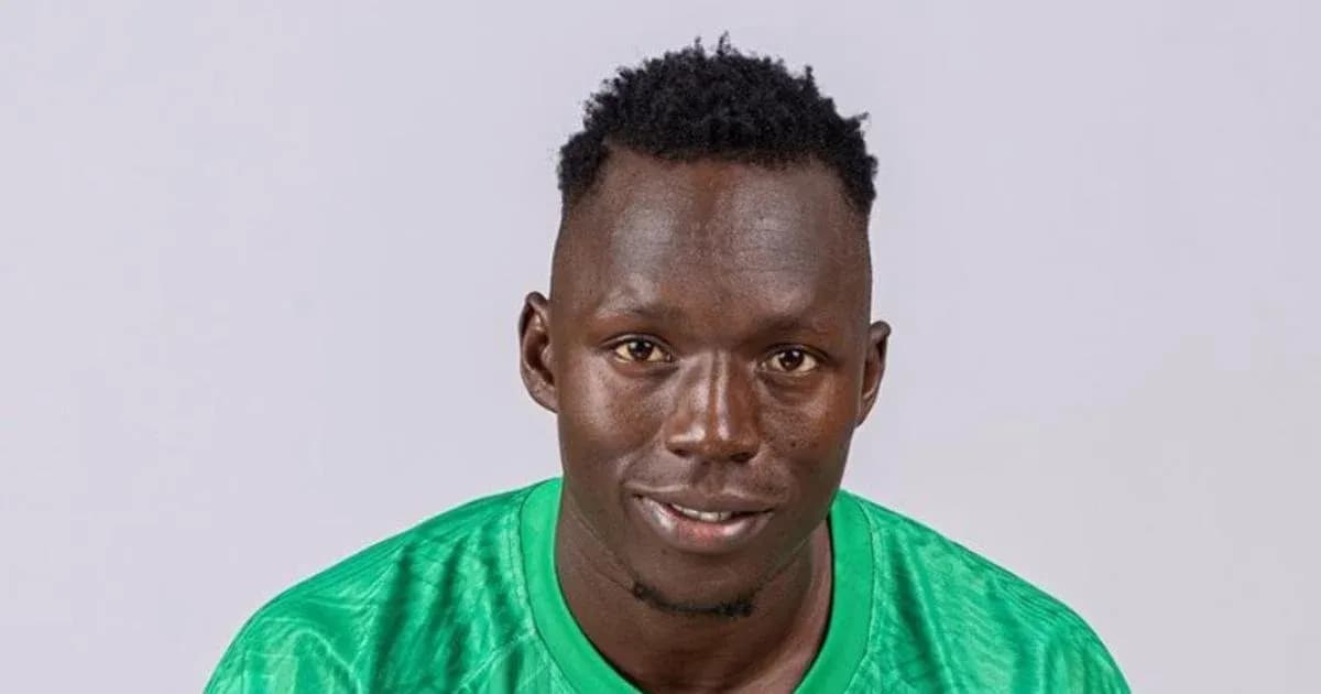 Jugador con camiseta verde posando para foto