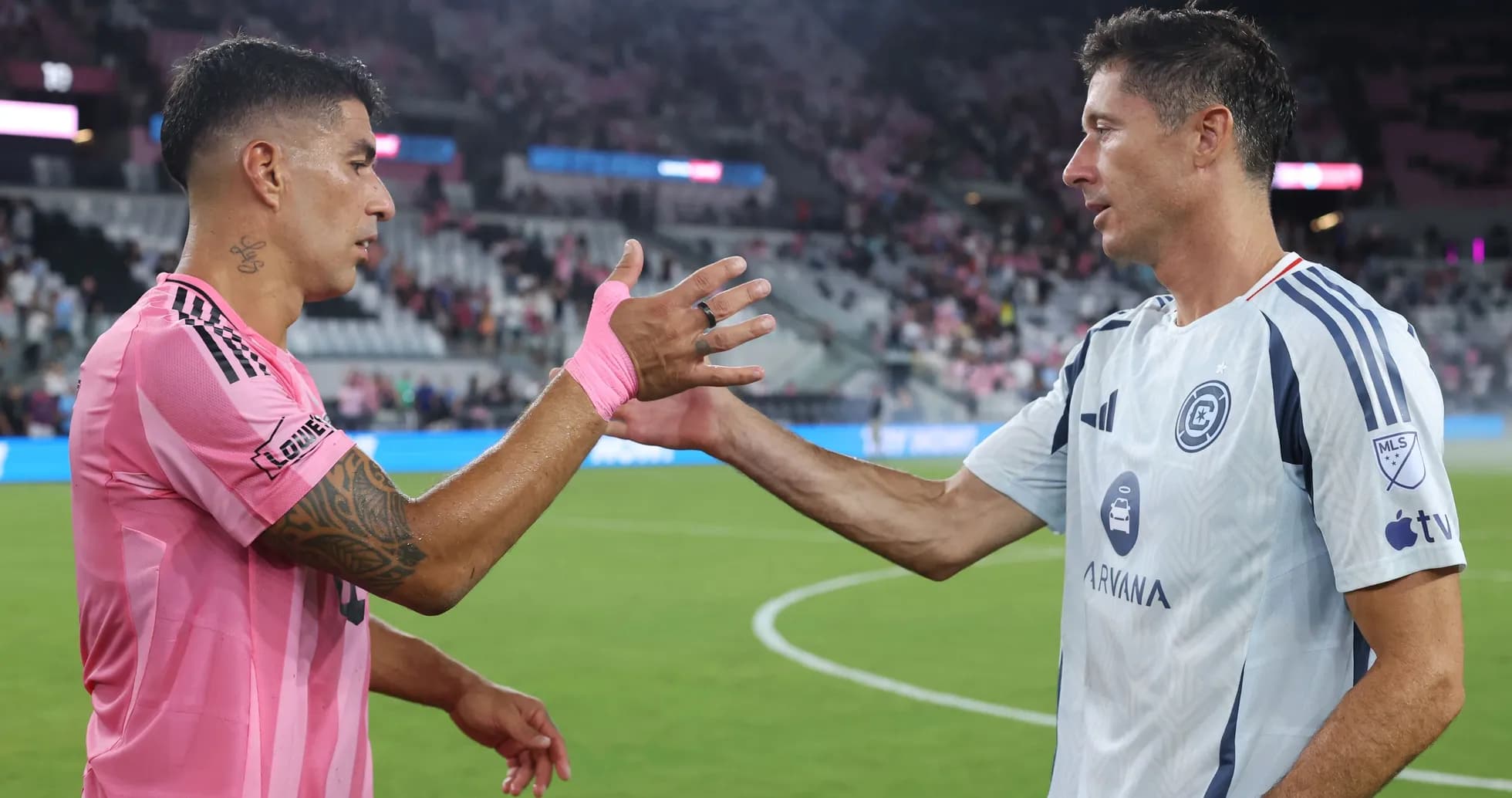 Jugadores chocando manos después del partido