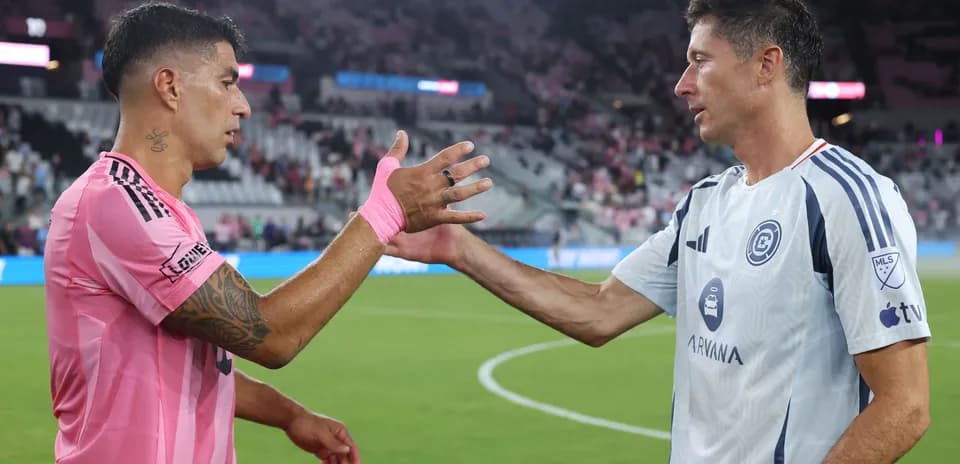 Jugadores chocando manos después del partido