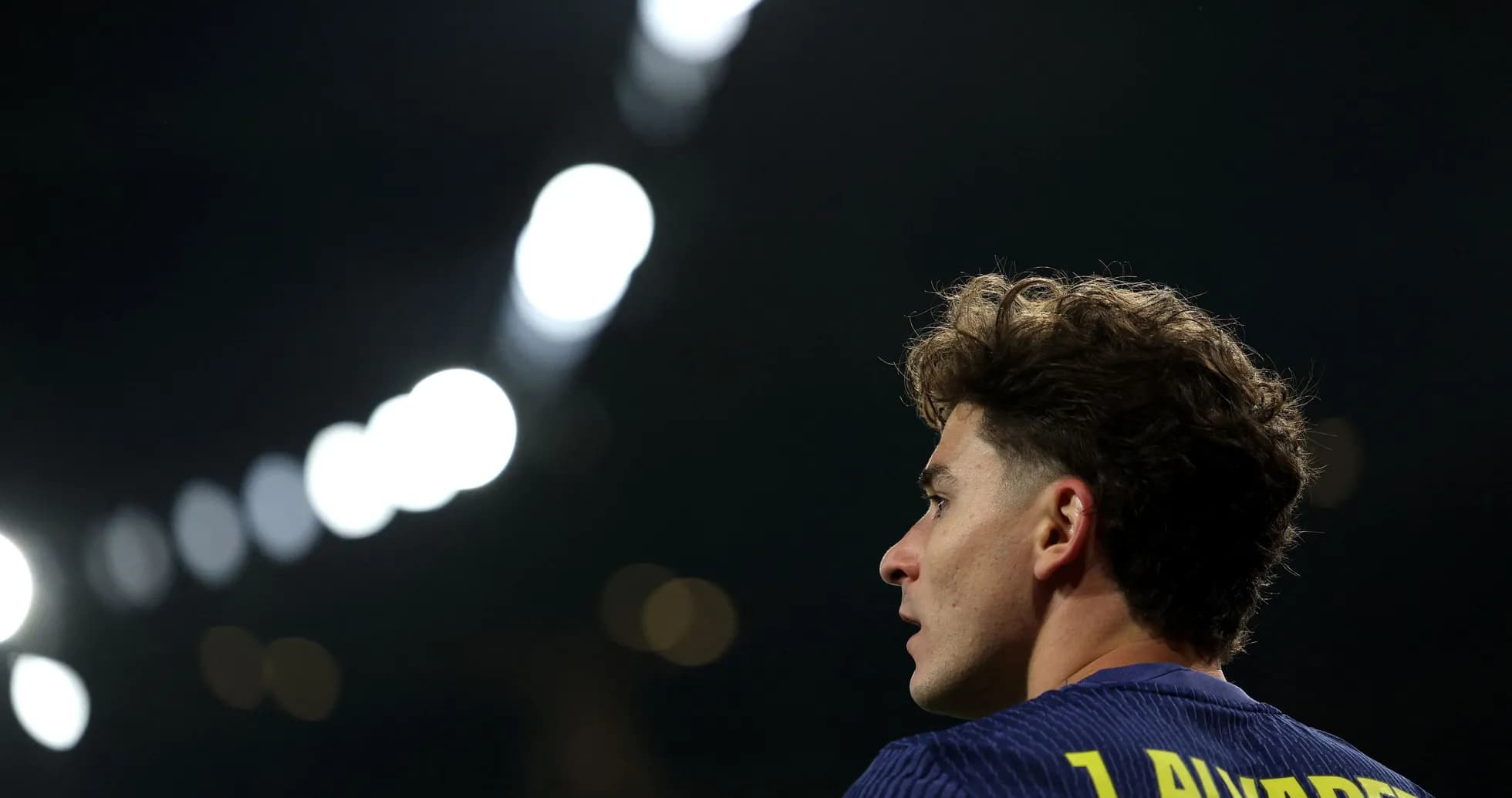 Jugador J. Álvarez mirando hacia el campo