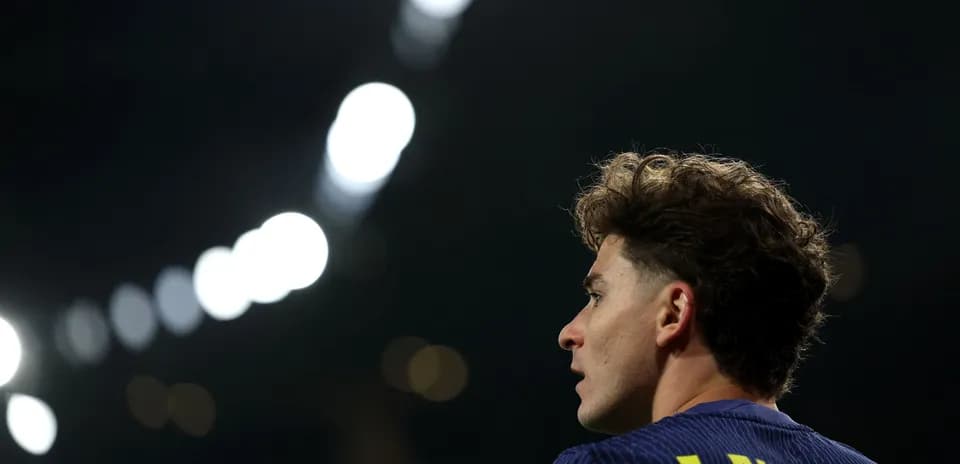 Jugador J. Álvarez mirando hacia el campo