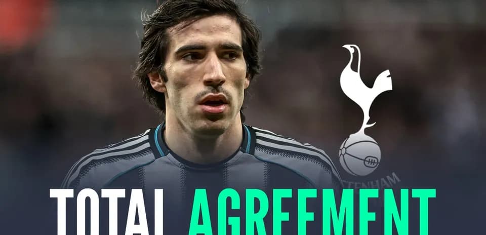 Jugador de fútbol con camiseta oscura y logo de Tottenham