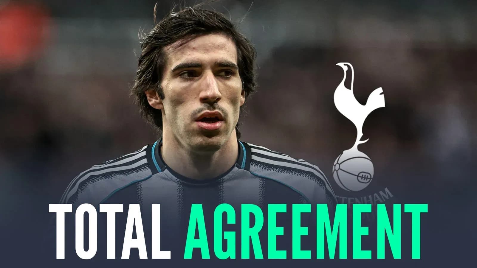 Jugador de fútbol con camiseta oscura y logo de Tottenham
