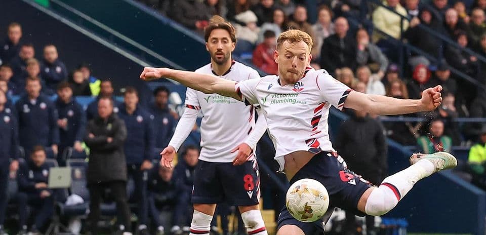 Jugador de Bolton golpeando el balón en partido