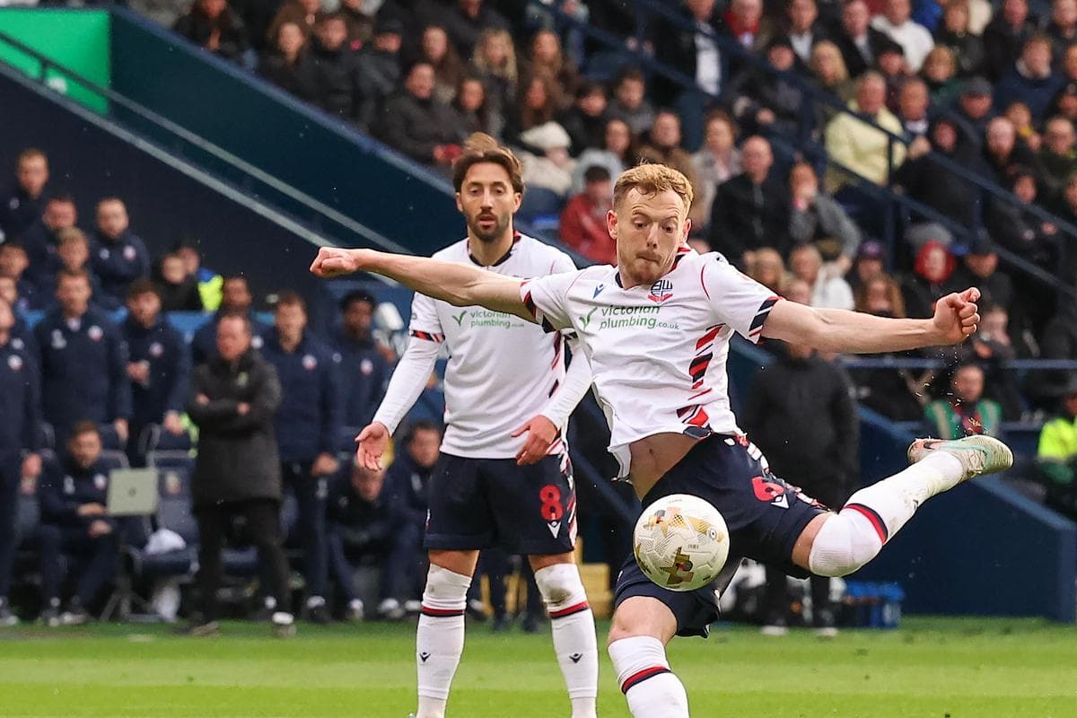Jugador de Bolton golpeando el balón en partido
