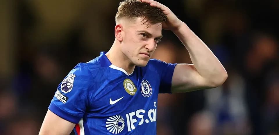 Jugador de Chelsea preocupado durante el partido