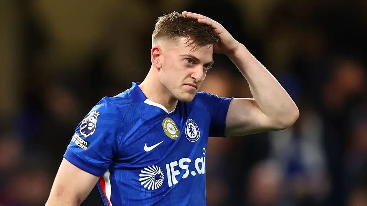 Jugador de Chelsea preocupado durante el partido