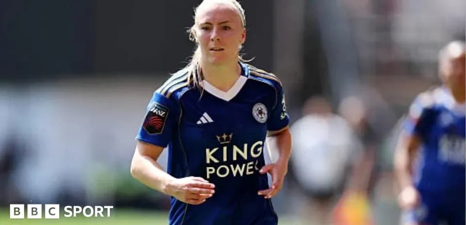 Jugadora corriendo en partido con camiseta de Leicester