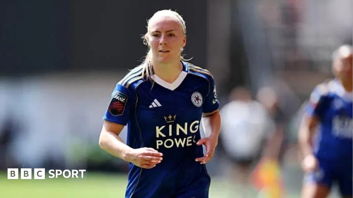 Jugadora corriendo en partido con camiseta de Leicester