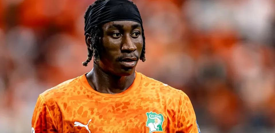 Jugador de fútbol con camiseta naranja de Côte d'Ivoire