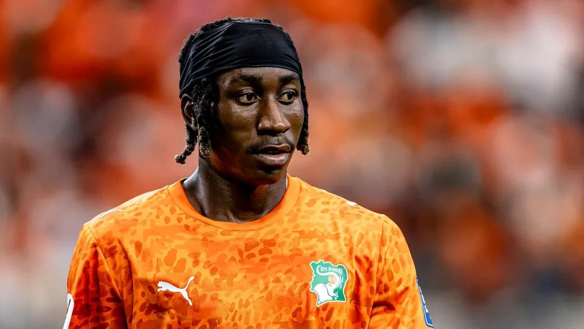 Jugador de fútbol con camiseta naranja de Côte d'Ivoire