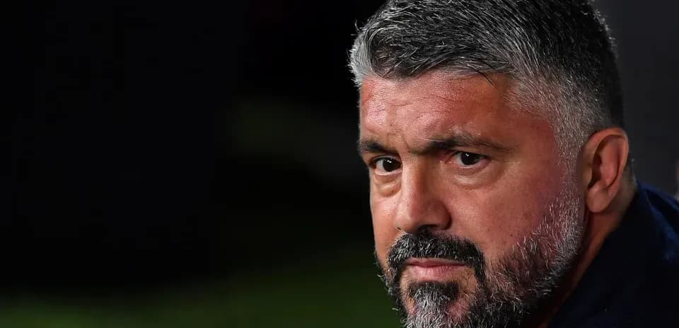 Entrenador observando el partido desde la banca