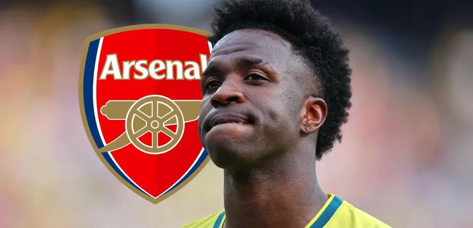 Jugador de fútbol con logo de Arsenal de fondo