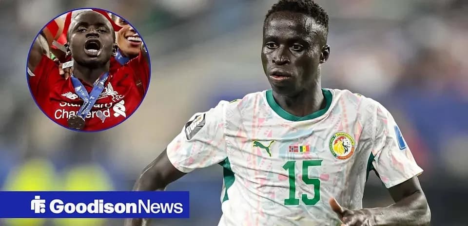 Jugador de Senegal corriendo en partido de fútbol