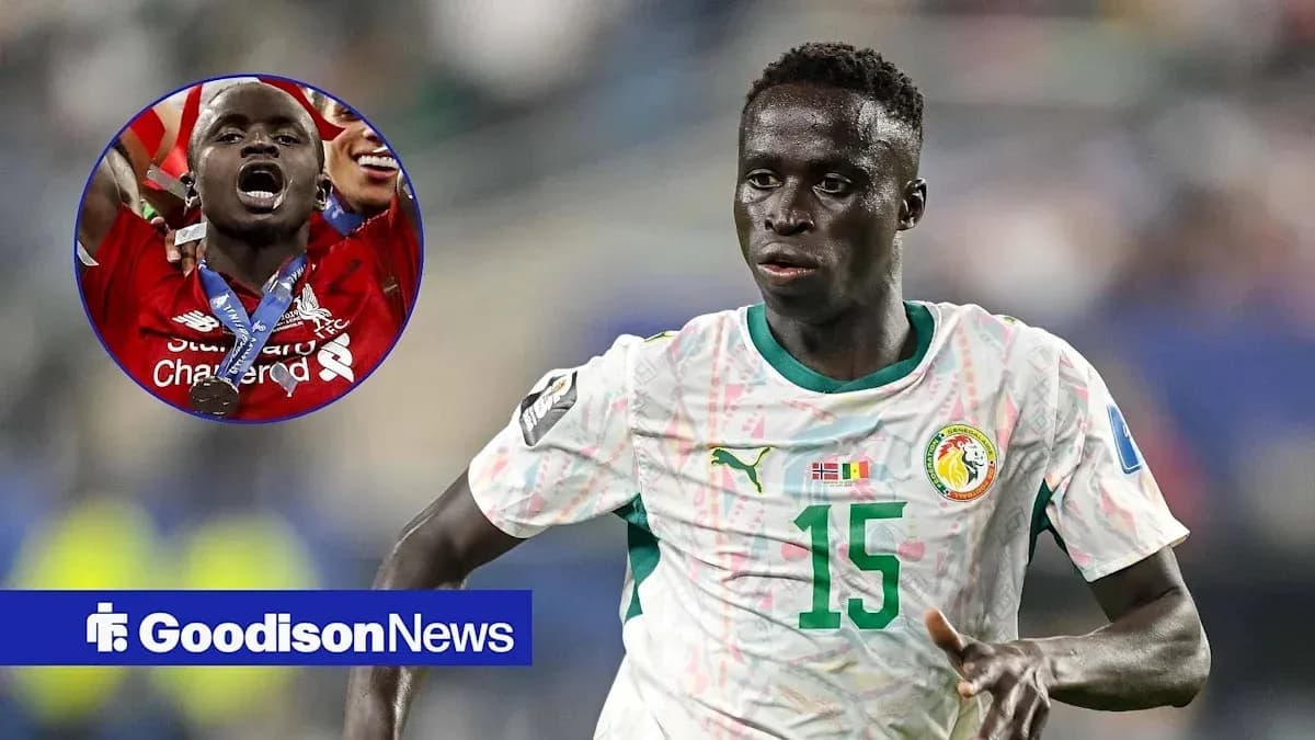 Jugador de Senegal corriendo en partido de fútbol