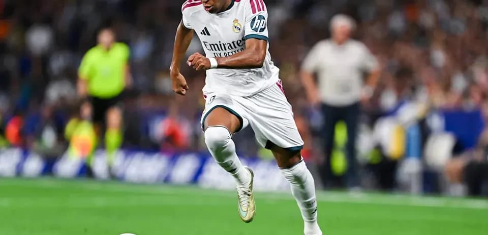 Jugador de Real Madrid corriendo con el balón