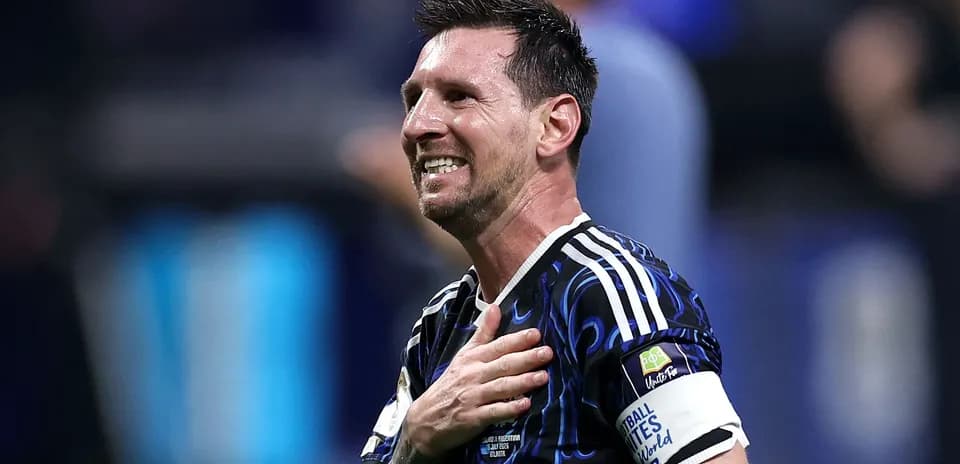 Jugador celebrando con la mano en el corazón