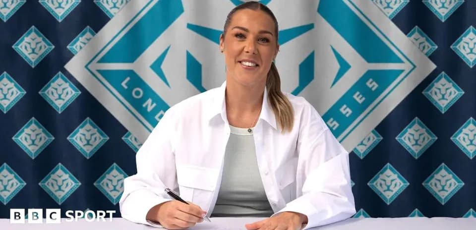 Jugadora firmando contrato en mesa con logo detrás