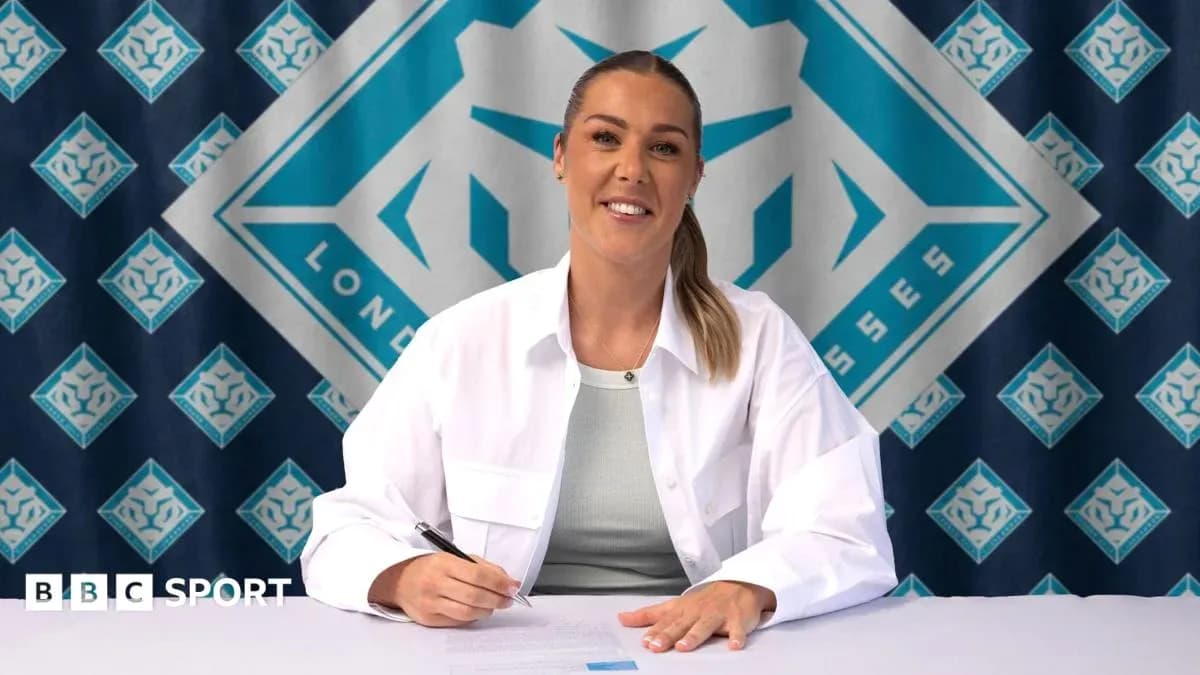 Jugadora firmando contrato en mesa con logo detrás